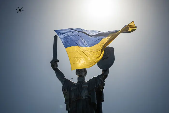 Un drone arborant un drapeau national ukrainien géant passe au-dessus du monument de la Mère Patrie lors du jour de l'indépendance de l'Ukraine, le 24 août 2022. (Image d'illustration)