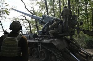 Des soldats ukrainiens de la 43e brigade d'artillerie préparent un canon automoteur 2S7 Pion pour tirer sur les positions russes sur la ligne de front dans la région de Donetsk.
