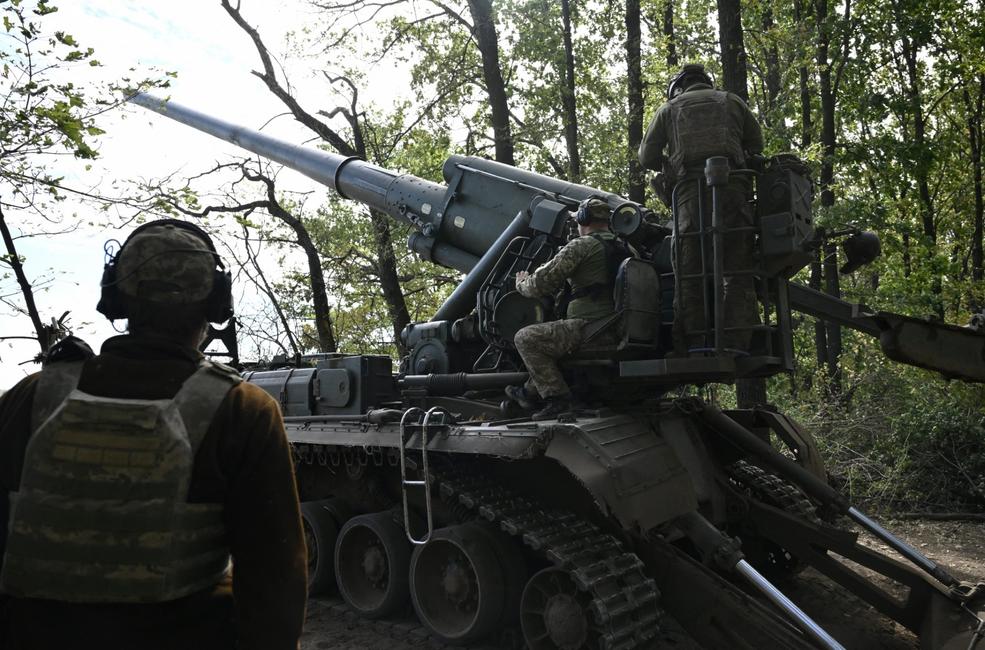 Des soldats ukrainiens de la 43e brigade d'artillerie préparent un canon automoteur 2S7 Pion pour tirer sur les positions russes sur la ligne de front dans la région de Donetsk.