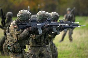 Des recrues participent à un exercice de combat avec le fusil d'assaut HK G36 à la caserne Westfalen-Kaserne des forces armées allemandes (Bundeswehr) à Ahlen, dans l'ouest de l'Allemagne, le 13 novembre 2025.