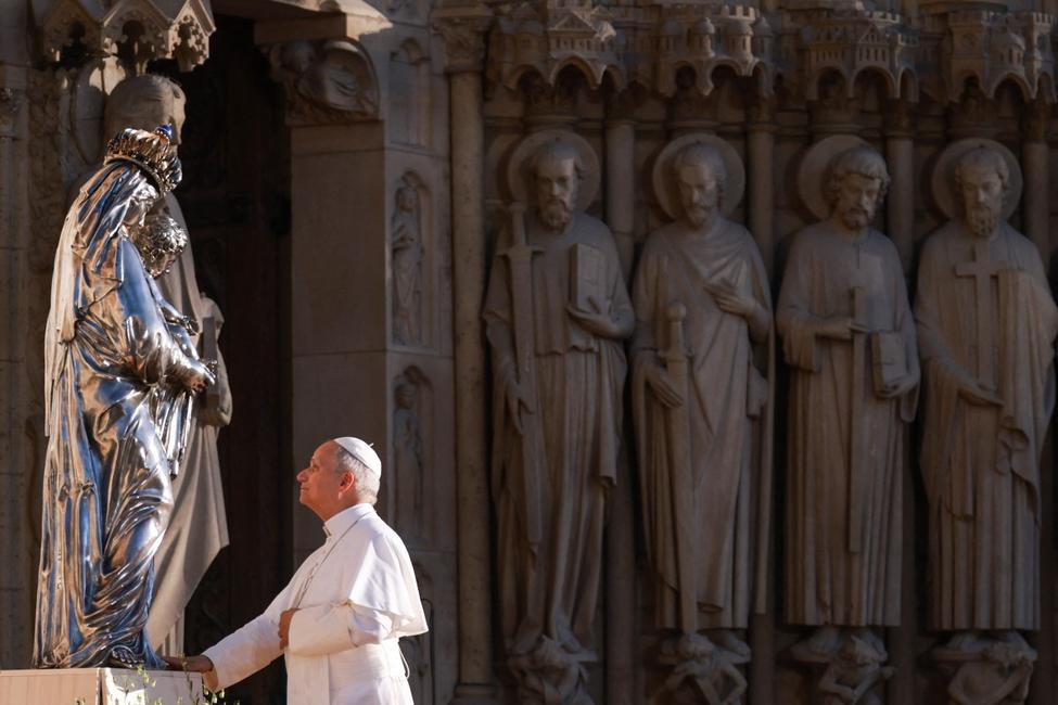 Le pape Léon XIV touche la Vierge à l'Enfant en argent provenant du trésor de Notre-Dame de Paris, connue sous le nom de « Vierge dite de Charles X », après avoir présidé les vêpres solennelles à la cathédrale Notre-Dame de Paris le 25 septembre 2026, lors de sa visite de quatre jours en France.