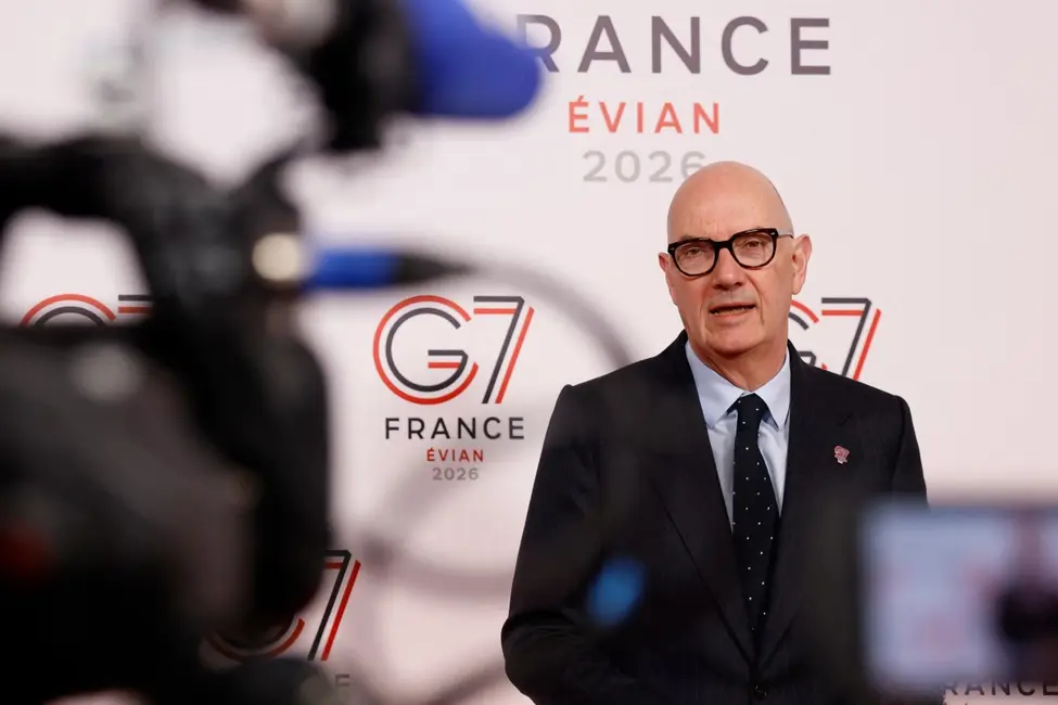 Le ministre français de l'Économie, des Finances et de l'Industrie, Roland Lescure, s'adresse aux journalistes avant une réunion des ministres des Finances et des gouverneurs des banques centrales du G7 à Paris, le 19 mai 2026.