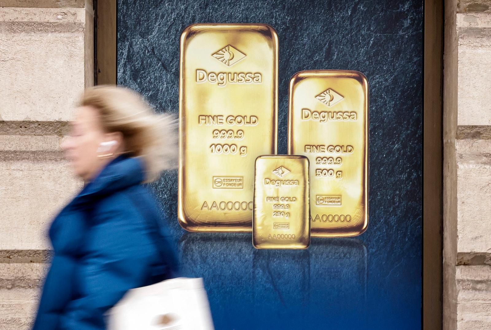 Une affiche représentant des lingots d'or est visible sur la vitrine d'un négociant en or à Madrid, le 30 janvier 2026.