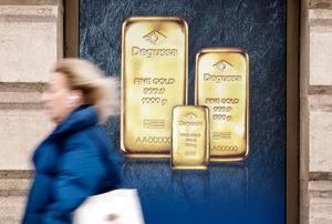 Une affiche représentant des lingots d'or est visible sur la vitrine d'un négociant en or à Madrid, le 30 janvier 2026.