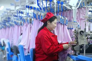Un ouvrier dans une usine textile de Qingdao, dans la province du Shandong, dans l'est de la Chine, le 15 décembre 2025.