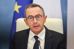 Le ministre de l'Intérieur sortant, Bruno Retailleau, préside une réunion au Centre opérationnel de gestion interministérielle des crises, à l'hôtel de Beauvau, à Paris, le 18 septembre 2025.