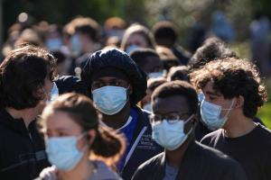 Des étudiants portant des masques font la queue pour se faire vacciner à l'université du Kent à Canterbury, suite à une épidémie de méningite, le 18 mars 2026.