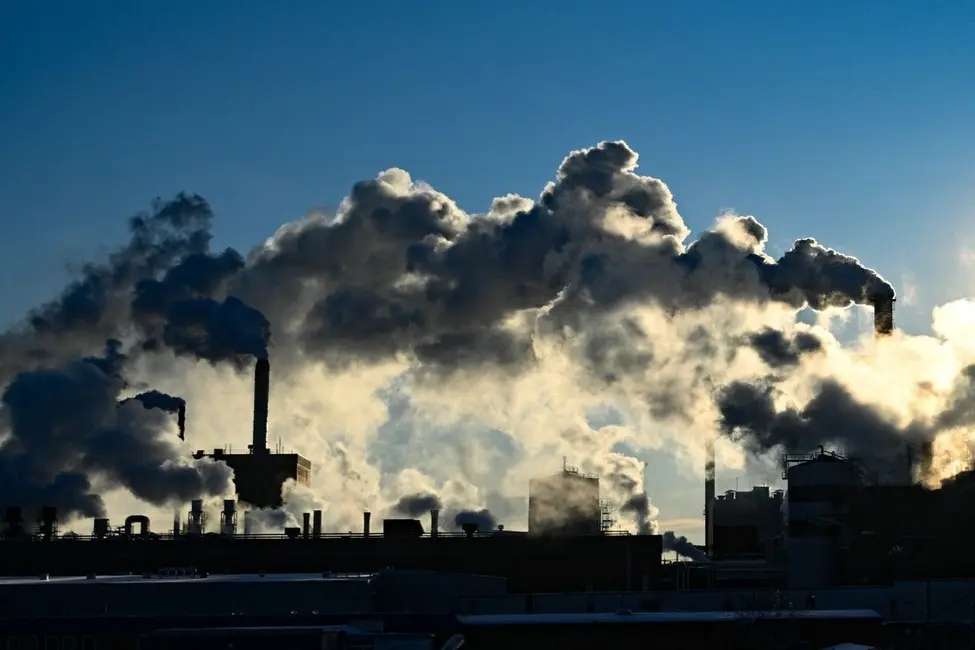 De la fumée s'élevant d'une cheminée d'une usine près d'Orebro, dans l'ouest de la Finlande.