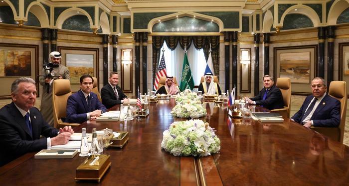 De hauts diplomates américains et russes se sont réunis en Arabie saoudite mardi pour discuter du rétablissement des relations fracturées entre leurs deux pays et pour tenter de mettre un terme à la guerre en Ukraine.