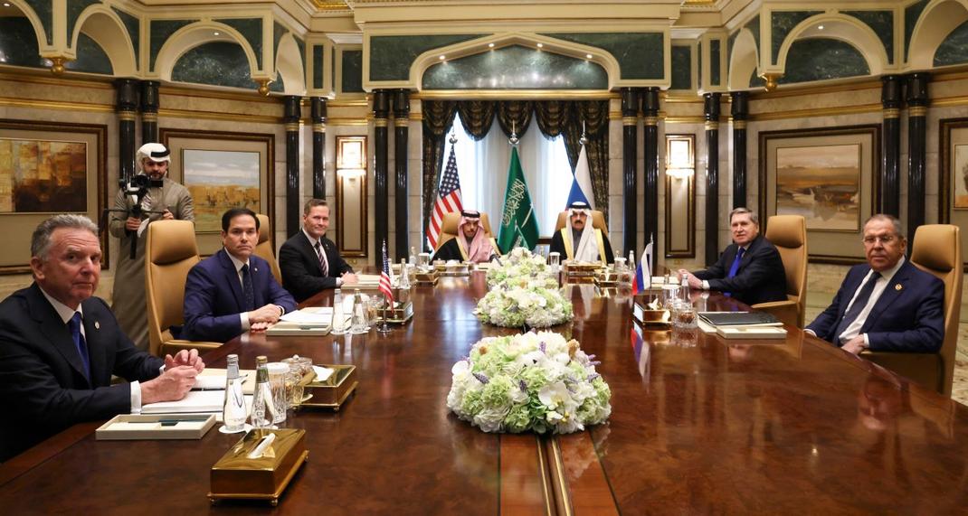 De hauts diplomates américains et russes se sont réunis en Arabie saoudite mardi pour discuter du rétablissement des relations fracturées entre leurs deux pays et pour tenter de mettre un terme à la guerre en Ukraine.