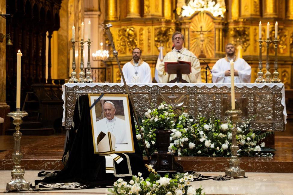 Une photo du défunt pape François est exposée sur l'autel lors d'une messe à la cathédrale de Buenos Aires, le 23 avril 2025
