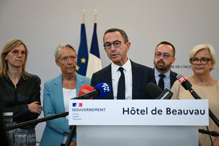 Bruno Retailleau et des membres du gouvernement Bayrou lors d'une conférence de presse.