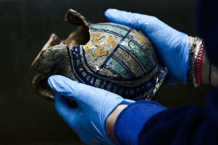 Cette photographie montre une vue d'une cruche en céramique, récupérée de l'épave du CAMARAT 4, lors de son analyse au laboratoire DRASSM de Marseille, le 16 avril 2026.