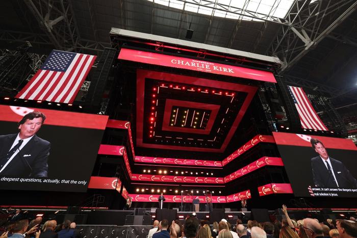 Le commentateur politique américain Tucker Carlson s'exprime lors de la cérémonie commémorative pour Charlie Kirk au State Farm Stadium de Glendale, en Arizona, le 21 septembre 2025.
