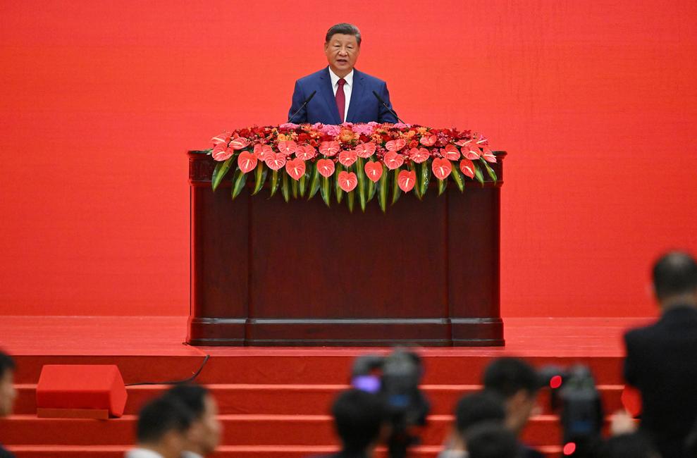 Le président chinois Xi Jinping prononce un discours lors d'une réception au Grand Palais du Peuple à Pékin, le 3 septembre 2025.
