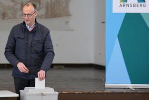 Friedrich Merz, chef de l'Union chrétienne-démocrate (CDU), parti conservateur allemand, et principal candidat de son parti à la chancellerie, vote aux élections législatives du 23 février 2025 dans un bureau de vote d'Arnsberg, dans l'ouest de l'Allemagne.