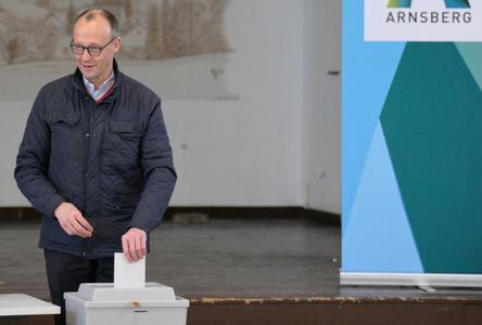 Friedrich Merz, chef de l'Union chrétienne-démocrate (CDU), parti conservateur allemand, et principal candidat de son parti à la chancellerie, vote aux élections législatives du 23 février 2025 dans un bureau de vote d'Arnsberg, dans l'ouest de l'Allemagne.