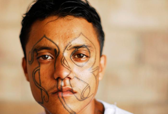 Un membre des gangs de la Maras, reconnaissable aux tatouages sur son visage.