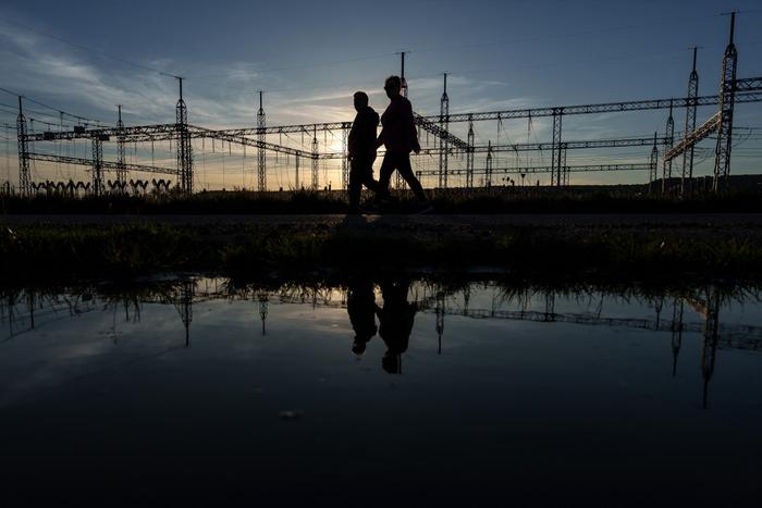 Un couple passe devant une sous-station électrique à Burgos, en Espagne, le 28 avril 2025