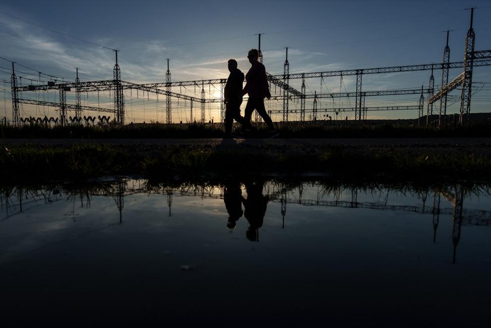 Un couple passe devant une sous-station électrique à Burgos, en Espagne, le 28 avril 2025