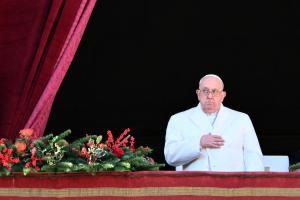 Le pape François se tient au balcon principal de la basilique Saint-Pierre, le 25 décembre 2024.
