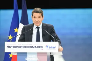 Le président de l'Association des maires de France (AMF), David Lisnard, prononce un discours lors du 107e Congrès des maires au centre de congrès Paris Expo Porte de Versailles à Paris, le 20 novembre 2025.