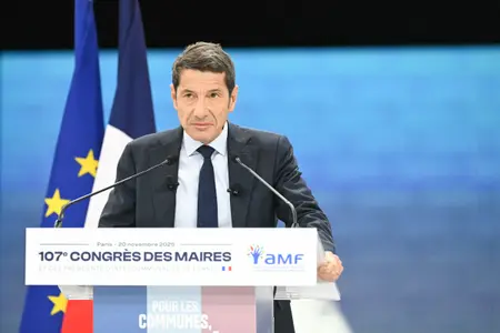 Le président de l'Association des maires de France (AMF), David Lisnard, prononce un discours lors du 107e Congrès des maires au centre de congrès Paris Expo Porte de Versailles à Paris, le 20 novembre 2025.