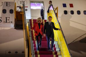Le président français Emmanuel Macron et son épouse Brigitte Macron débarquent de l'avion à leur arrivée à l'aéroport international de Noi Bai à Hanoï, le 25 mai 2025.