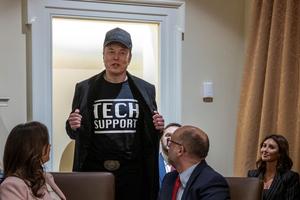 Elon Musk s'exprime lors de la première réunion du cabinet du deuxième mandat du président américain Donald Trump dans la salle du Cabinet de la Maison Blanche à Washington, le 26 février 2025.