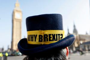 Le chapeau d'un homme sur lequel on peut lire « Pourquoi le Brexit » lors d'une petite manifestation anti-Brexit à Parliament Square, à Londres, le 4 mars 2026.