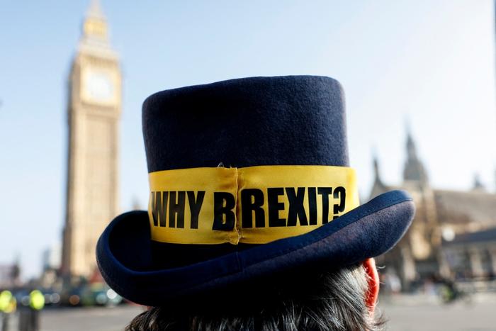 Le chapeau d'un homme sur lequel on peut lire « Pourquoi le Brexit » lors d'une petite manifestation anti-Brexit à Parliament Square, à Londres, le 4 mars 2026.
