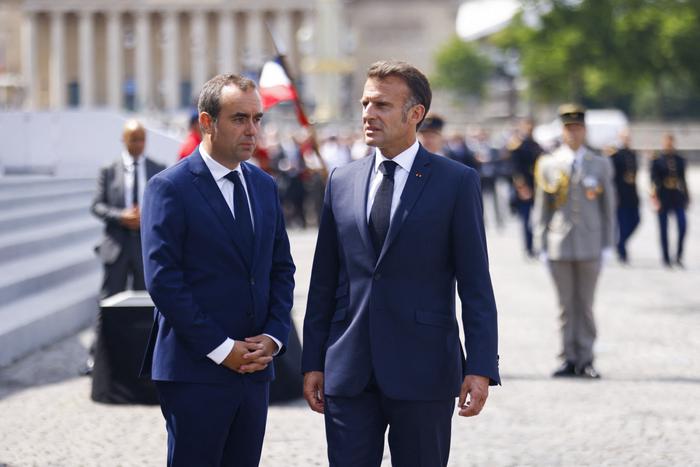 Le président Emmanuel Macron s'entretient avec Sébastien Lecornu, le 14 juillet 2025.