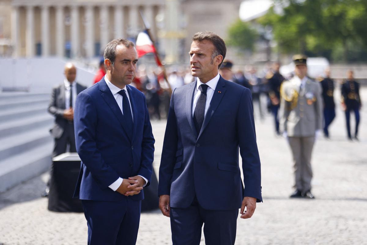 Le président Emmanuel Macron s'entretient avec Sébastien Lecornu, le 14 juillet 2025.
