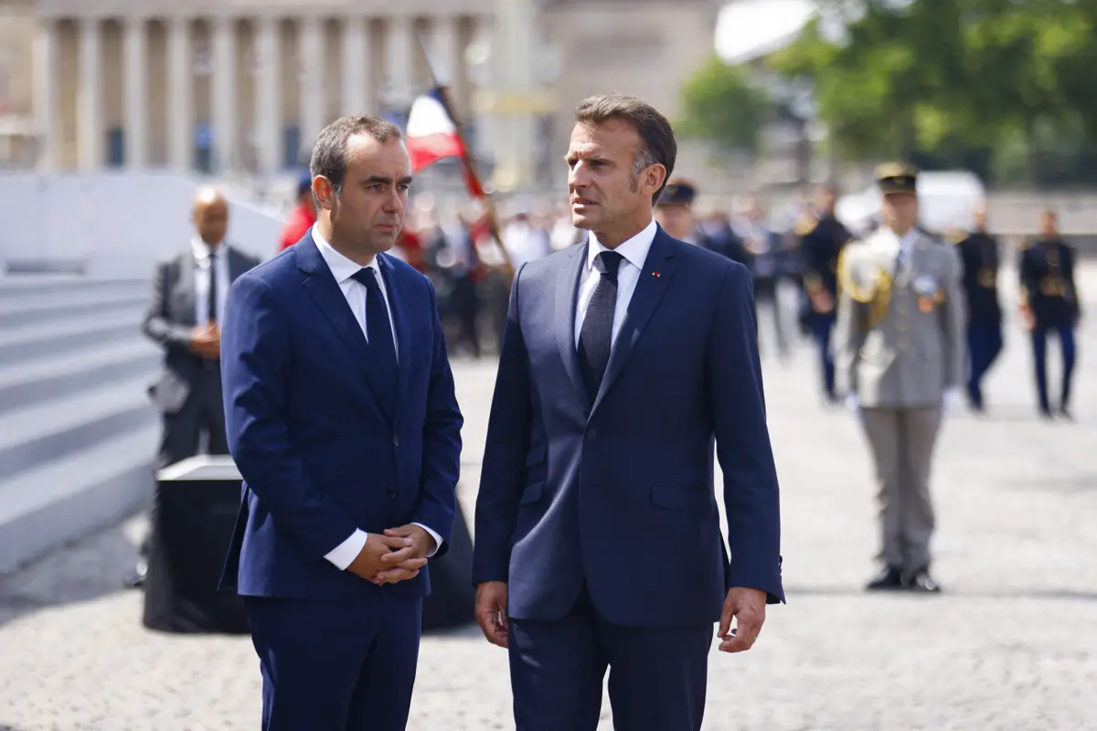 Le président Emmanuel Macron s'entretient avec Sébastien Lecornu, le 14 juillet 2025.
