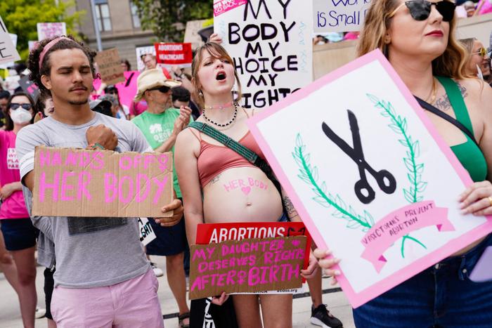Des militants se rassemblent devant le Capitole de l'État pour soutenir le droit à l'avortement à Atlanta, en Géorgie, le 14 mai 2022.