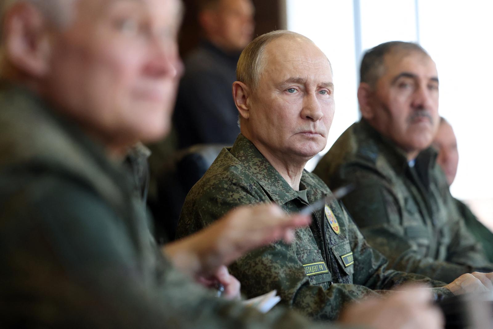 Le président russe Vladimir Poutine inspecte les exercices militaires conjoints russo-biélorusses « Zapad-2025 » sur un terrain d'entraînement de l'oblast de Nijni Novgorod, le 16 septembre 2025.