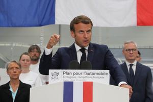 Emmanuel Macron entreprise drapeau AFP