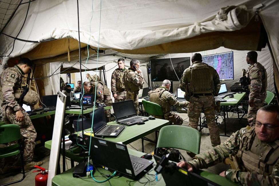 Des militaires français opèrent au sein du poste de commandement du champ de tir de Bucium lors de l'exercice « Dacian Fall » de l'OTAN, le 2 novembre 2025.