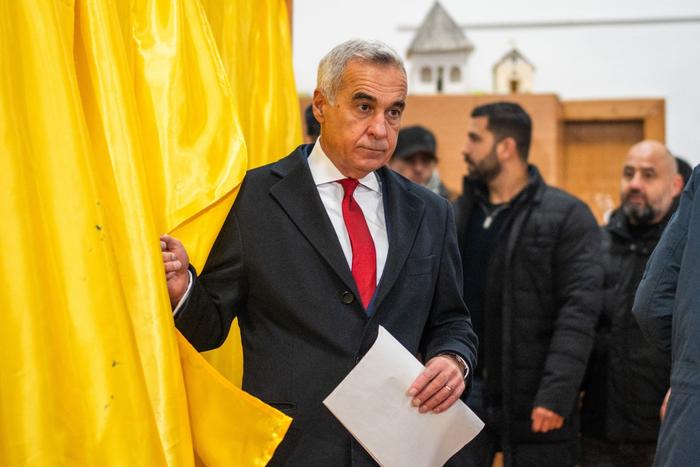 Le candidat roumain à la présidentielle Calin Georgescu vote lors des élections législatives dans un bureau de vote de Mogosoaia, près de Bucarest, le 1er décembre 2024.