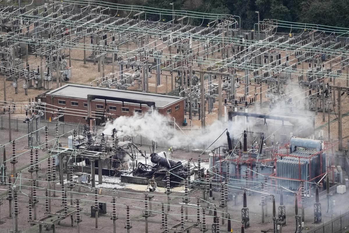 Une photographie aérienne prise le 21 mars 2025 montre de la fumée jaillissant d'une sous-station fournissant de l'électricité à l'aéroport de Londres-Heathrow
