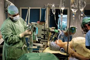Une équipe médicale procède à une préparation anesthésique sur un patient malade du foie avant son intervention chirurgicale à l'hôpital Henri Mondor de Créteil.