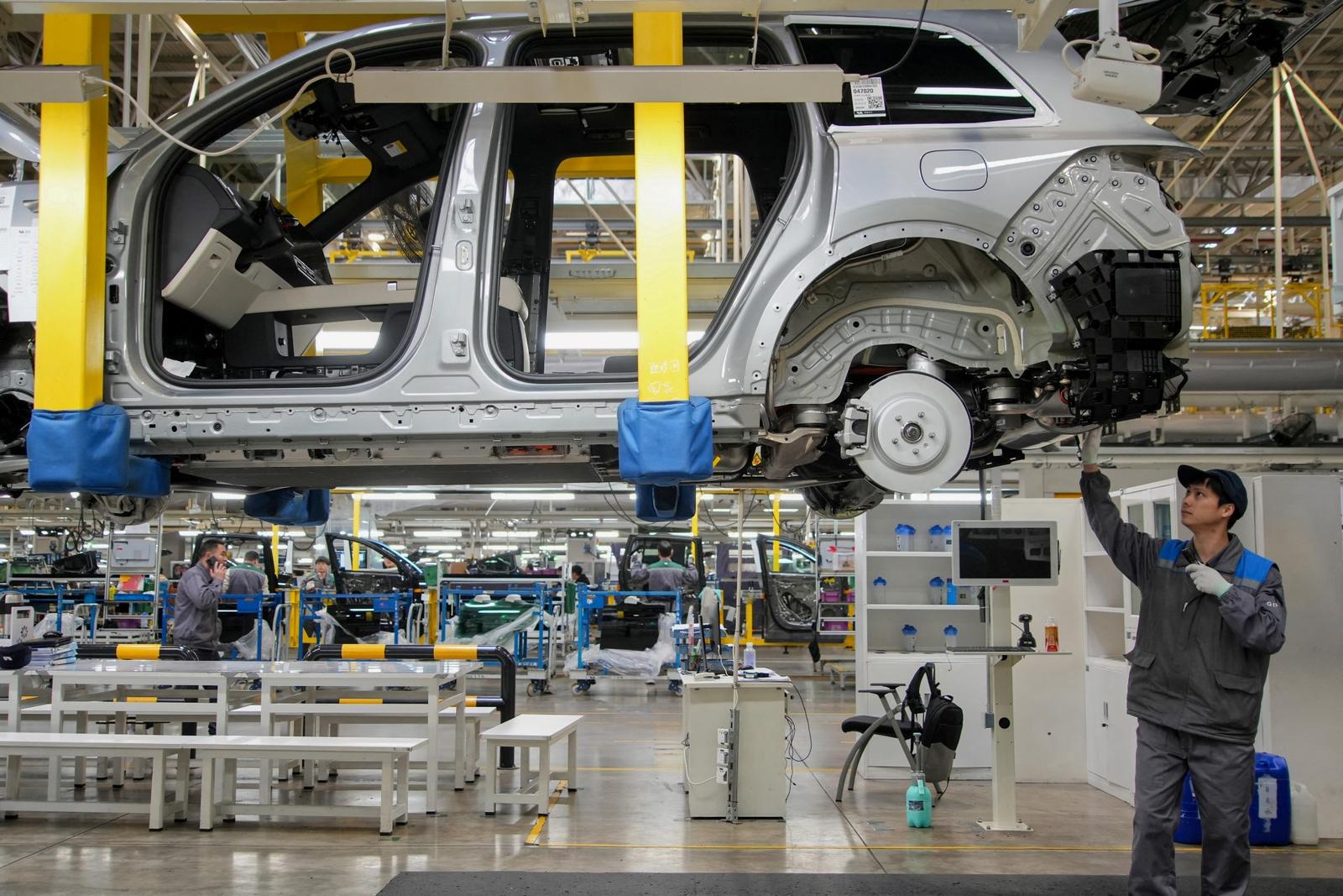 Une chaîne de montage dans une usine du constructeur automobile chinois Li Auto à Changzhou, en Chine, le 27 mars 2024.