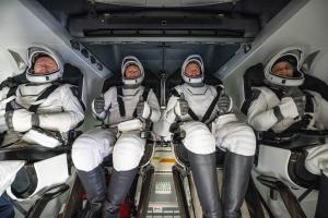 Cette photo fournie par la NASA montre les astronautes d'un vaisseau SpaceX Dragon peu de temps après avoir atterri dans l'eau au large de Tallahassee, en Floride, le 18 mars 2025.