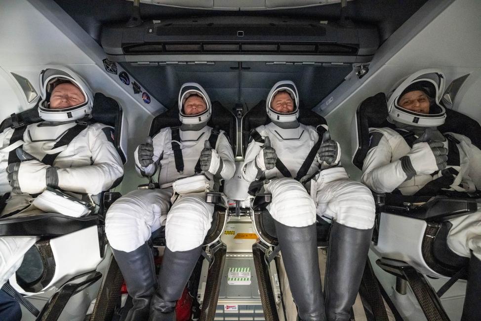 Cette photo fournie par la NASA montre les astronautes d'un vaisseau SpaceX Dragon peu de temps après avoir atterri dans l'eau au large de Tallahassee, en Floride, le 18 mars 2025.