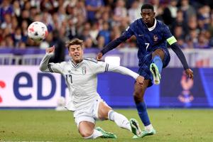 L’attaquant français n° 7 Ousmane Dembélé (à droite) tente une frappe devant l’attaquant italien n° 17 Daniel Maldini (à gauche), lors du match entre la France et l’Italie comptant pour la troisième journée du groupe 1 de la Ligue A de la Ligue des nations de l’UEFA, au Stade de France, à Saint-Denis, près de Paris, le 2 octobre 2026.