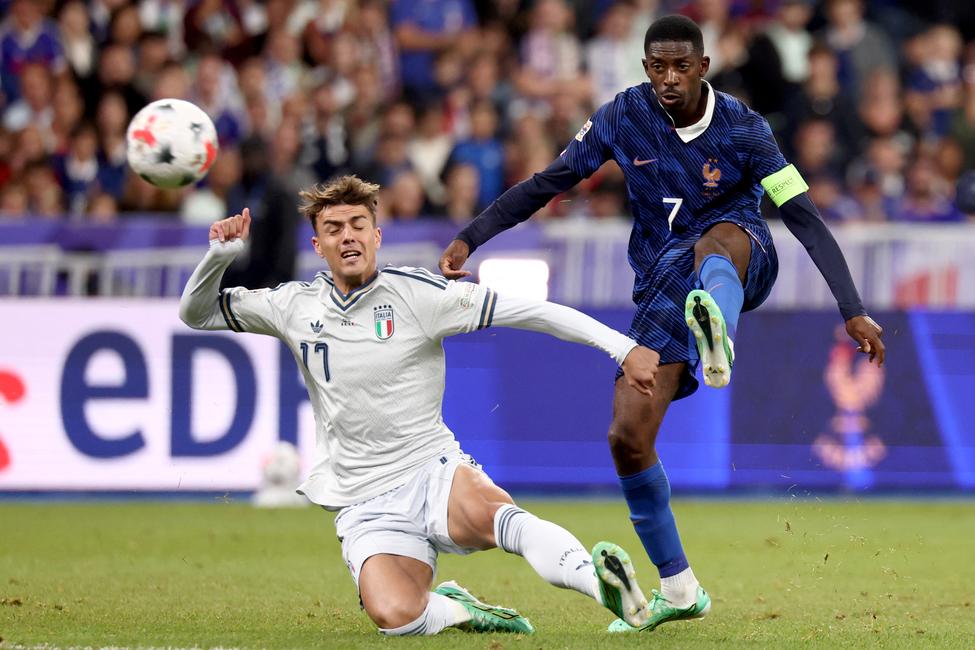 L’attaquant français n° 7 Ousmane Dembélé (à droite) tente une frappe devant l’attaquant italien n° 17 Daniel Maldini (à gauche), lors du match entre la France et l’Italie comptant pour la troisième journée du groupe 1 de la Ligue A de la Ligue des nations de l’UEFA, au Stade de France, à Saint-Denis, près de Paris, le 2 octobre 2026.