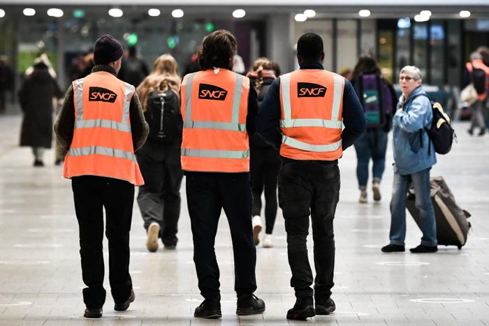 Des salariés de la SNCF à la gare Montparnasse à Paris, le 2 décembre 2022, lors d'une grève organisée par les contrôleurs SNCF.