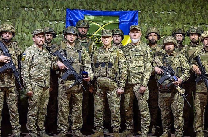 Cette photographie, prise et diffusée par l'état-major général des forces armées ukrainiennes le 26 juin 2025, montre le commandant en chef des forces armées ukrainiennes, Oleksandr Syrskyi, posant avec des militaires lors de sa visite sur le front dans la région de Soumy.