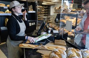Une employée sert un client dans une boulangerie à Quimper, dans l'ouest de la France, le 1er mai 2026.
