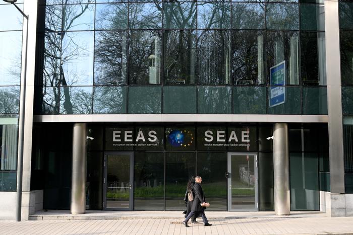 Des passants marchent devant le bâtiment du **Service européen pour l’action extérieure (SEAE)**, qui abrite le service diplomatique de l’Union européenne, à Bruxelles, le 2 décembre 2025.
Trois personnes ont été arrêtées le 2 décembre 2025 à la suite de perquisitions menées dans des bureaux de l’Union européenne ainsi que dans un prestigieux établissement d’enseignement supérieur, dans le cadre d’une enquête portant sur des soupçons de fraude liés à la formation de futurs diplomates, ont indiqué les procureurs. (Image d'illustration)